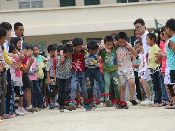 7��28�����V�|�̌W(xu��)Ժ��С�ٟ���ɽ�^(q��)���W(xu��)����֧���(du��)������С�W(xu��)�e�k���\(y��n)��(d��ng)��(hu��)���mȻ��(ch��ng)�ز�δ�޽������������(du��)�T��Ŭ���ͺ��ӂ���ƴ�������\(y��n)��(d��ng)��(hu��)�A�M�Y(ji��)�����D�麢�ӂ�?c��)ڱ�ِ�ЈF(tu��n)�Y(ji��)�f(xi��)��������(zh��ng)������