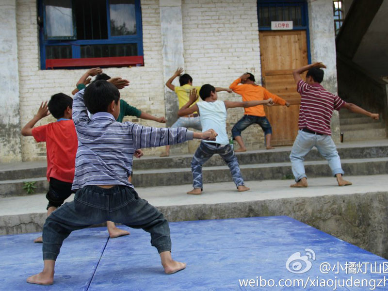 7��31������С�ٟ���ɽ�^(q��)���W(xu��)����֧���(du��)��ǭ����ؑ�S�h�����l(xi��ng)����С�W(xu��)����20���֧�̻��(d��ng)�����Y(ji��)���������������ҵ�Ͷ�뵽����ˇ�R�ݵĜ�(zh��n)���A�����D�麢�ӂ�?c��)ڞ�R���u�����ž���