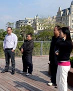 網(wǎng)友參觀晉陽湖　　晉陽湖項(xiàng)目原投資計(jì)劃為2.2億元，區(qū)域內(nèi)五座橋?yàn)榫坝^橋。為完善其功能，強(qiáng)化景觀提升效果，對(duì)部分項(xiàng)目進(jìn)行了優(yōu)化、提升，包括將區(qū)域內(nèi)五座景觀橋改為市政橋并新增兩座市政橋。