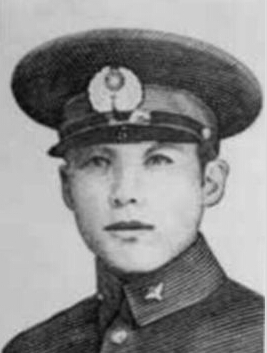 鐺��ģ�1916�꣭1937��8��17�գ����|�����(zh��n)������܊��5���մ��(du��)�w�ІT�� ����һ�ˡ���׃�����܊����У���ڮ��I(y��)��1937��8��17�������ٵ�����(du��)�Zը�Ϻ����Ĵ�·��܊�܊˾��r(sh��)�����ձ�܊�(du��)֮�����ړ������C(j��)������鐺�����������딳����┵(sh��)ʮ���ձ�ʿ���������񽵣�鐺��Ĳ�������(d��ng)�����w�ІT����֘�����������܊��֮�������һ�w�ӏ��Ԛ�ѳ����������������һ����������Ӣ����