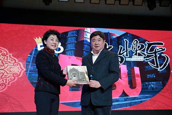 故宮博物院院長(zhǎng)單霽翔(右)向北京第二外國(guó)語(yǔ)學(xué)院黨委書(shū)記顧曉園(左)贈(zèng)送禮物