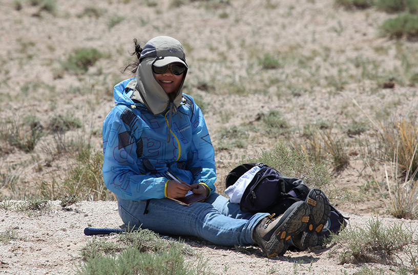 毛方園在野外科考現(xiàn)場(chǎng)。受訪者供圖