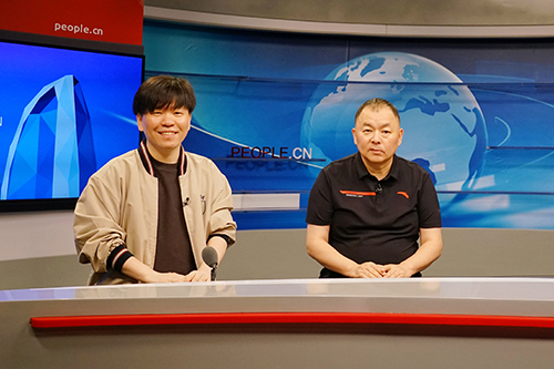 電影頻道節(jié)目中心副總編輯王平久（右）、音樂制作人常石磊（左）做客人民網(wǎng)。人民網(wǎng)記者 皇甫萬里 攝