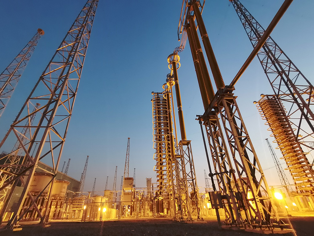 ±660kV巴基斯坦默蒂亞里-拉合爾（默拉）直流輸電項目拉合換流站夜景。（國家電網(wǎng)供圖）