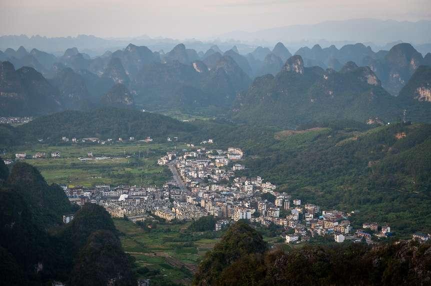 廣西層巒疊嶂，郁郁蔥蔥。 人民網 嚴立政攝