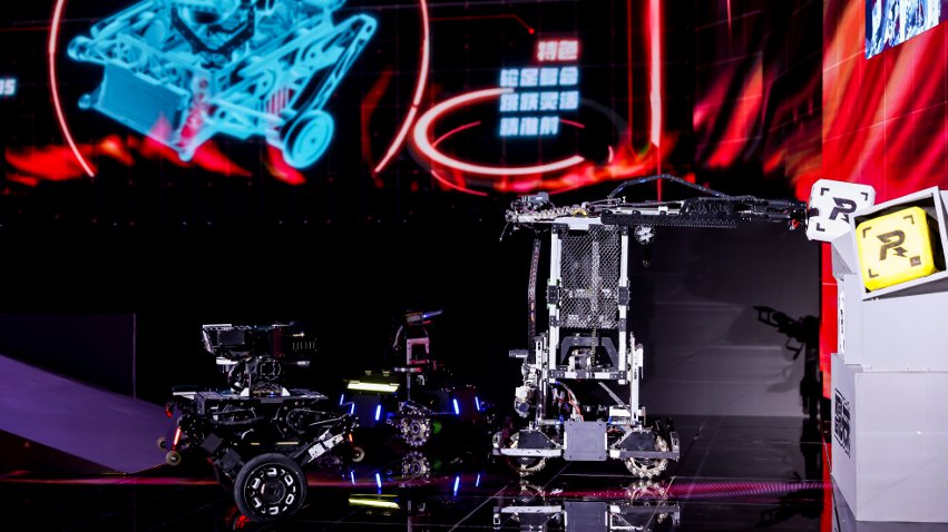 武漢工程大學(xué)大學(xué)生們帶來的機甲大師對抗比賽。主辦方供圖