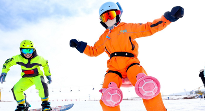 甘肅張掖：體驗(yàn)滑雪運(yùn)動(dòng)樂(lè)趣