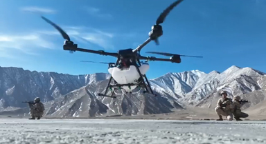 陸軍開展“人機協(xié)同”防化戰(zhàn)術訓練